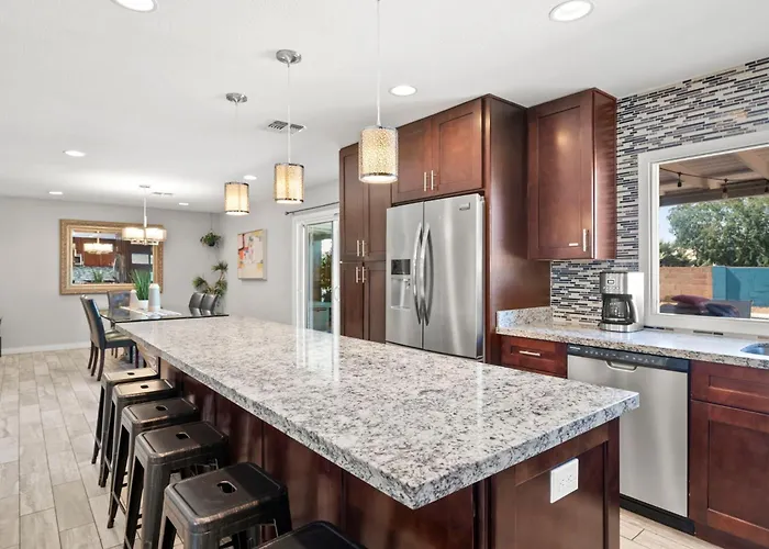 Loma Vista - Amazing Backyard Pool & Fire Pit Tempe